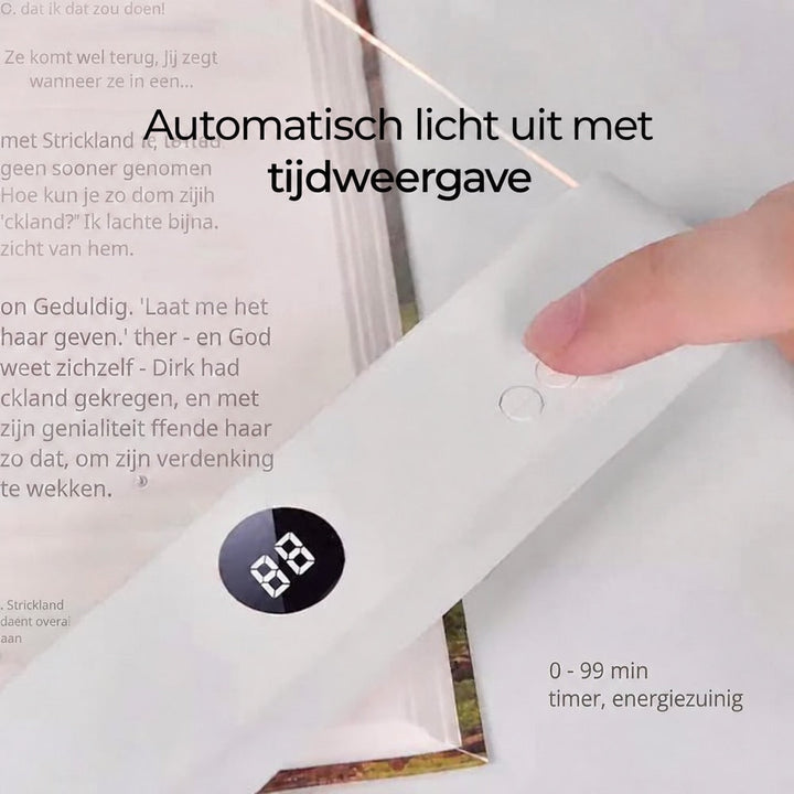Vinger drukt op de timerknoppen van de lamp op een boek, met het cijferdisplay zichtbaar 9