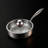 Pan met glazen deksel en metalen knop, waardoor het patroon in de bodem doorschemert 3