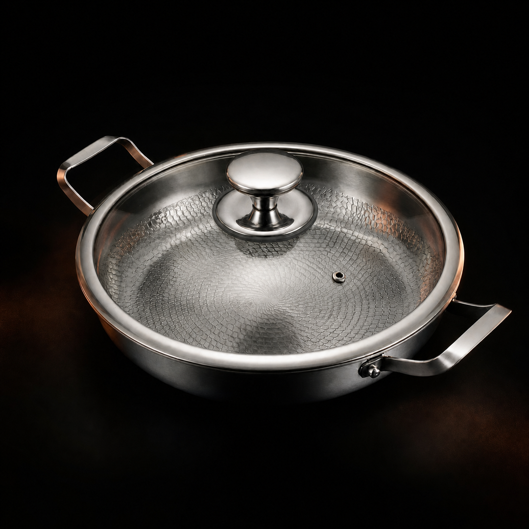 Pan met glazen deksel erop en metalen knop, schuin van boven gezien op een zwarte achtergrond. 4