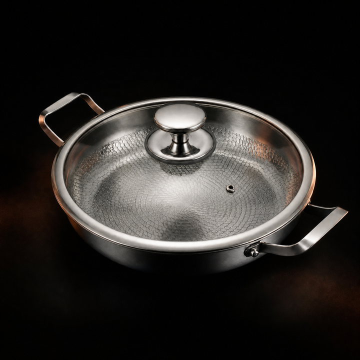 Pan met glazen deksel erop en metalen knop, schuin van boven gezien op een zwarte achtergrond. 4