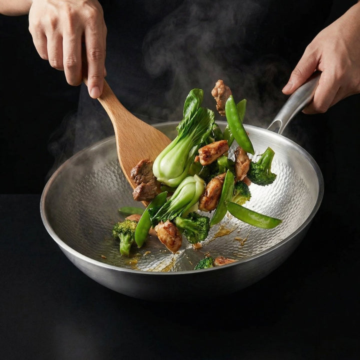 Handen roeren met een houten spatel groente en vlees in de wok, met stoom boven de pan. 8