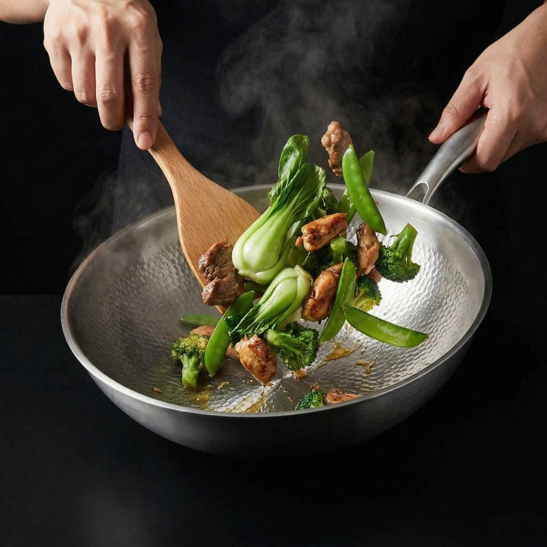 Twee handen roeren met een houten spatel door een wok vol pakchoi, broccoli, sugarsnaps en vlees. 7