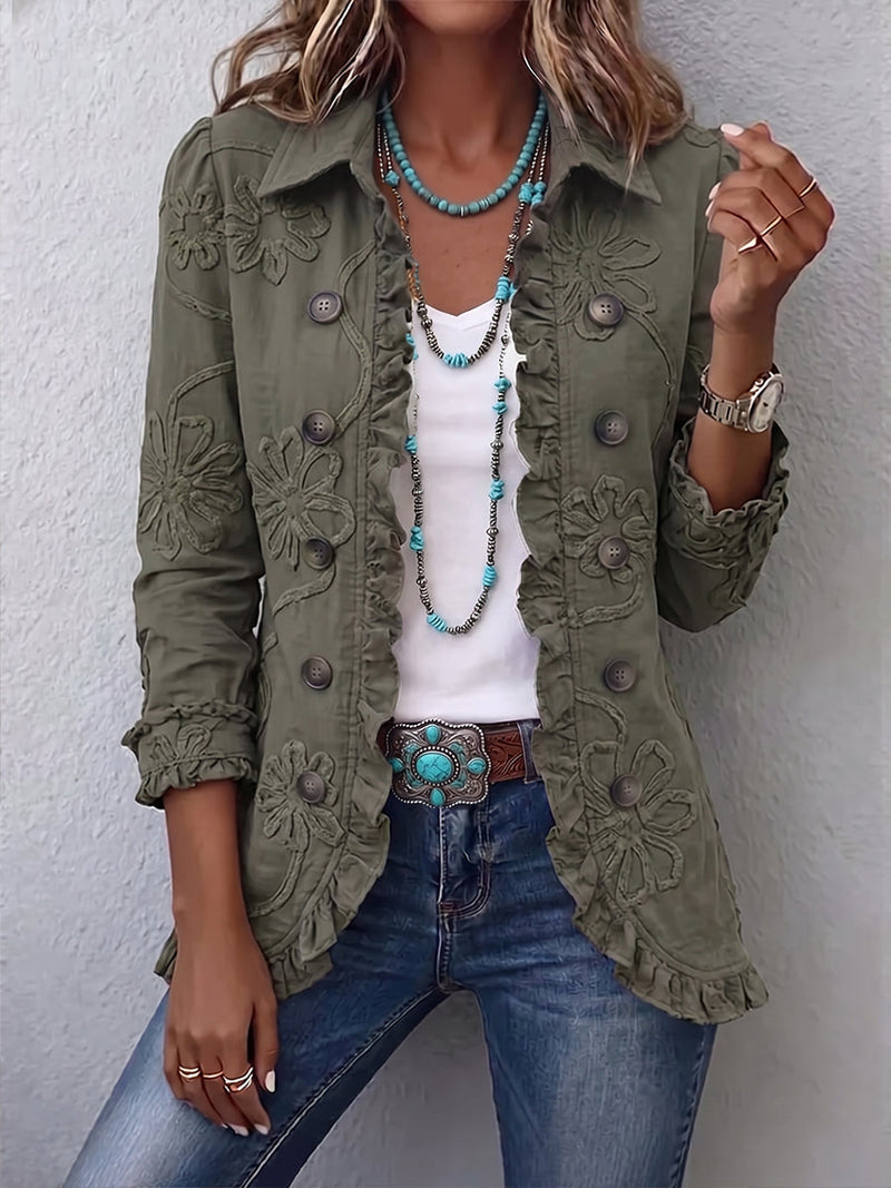 Vrouw draagt de legergroene jas open over wit shirt, jeans en turquoise sieraden, voorkant 1