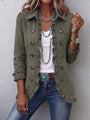 Vrouw draagt de legergroene jas open over wit shirt, jeans en turquoise sieraden, voorkant 1