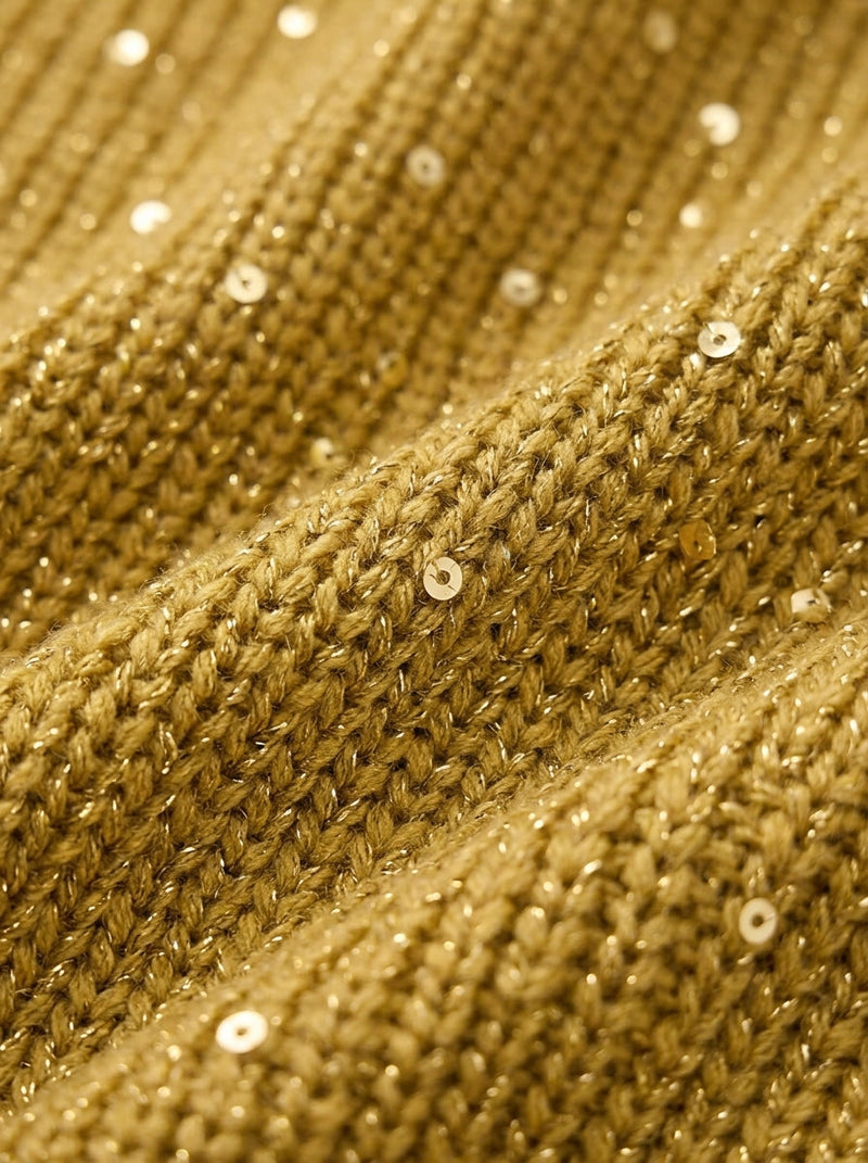 Close-up van de gouden gebreide stof met kleine glinsterende pailletten en metaaldraad. 13