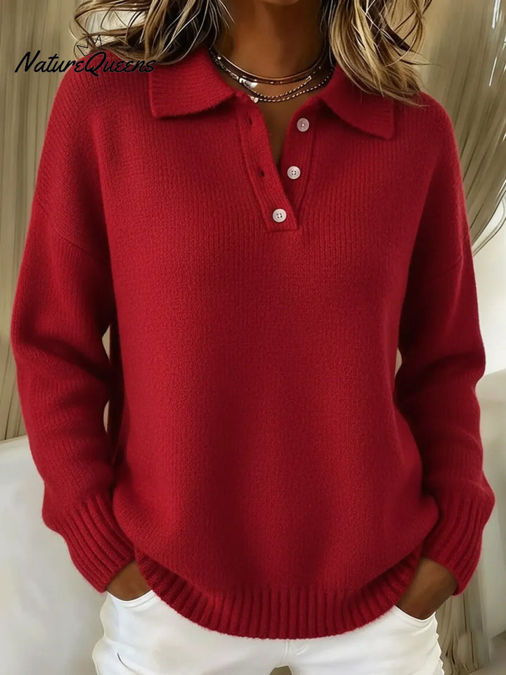 Model draagt de gebreide trui in rood met polokraag en knoopsluiting, de handen in de zakken van een witte broek. 3