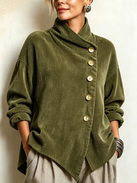 Close-up van de olijfgroene corduroy trui met schuine knoopsluiting en hoge kraag, gedragen door een model 1