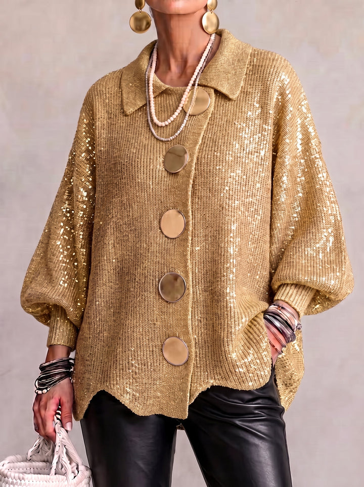 Model draagt het gouden vest met glitterpailletten, gouden knopen en een zwarte leren broek, vooraanzicht. 3