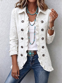 Dezelfde jas in wit, voorkant, gedragen over wit shirt met jeans en turquoise ketting 2