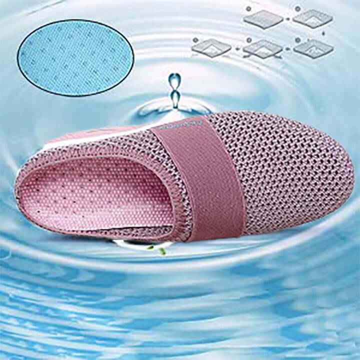 Roze gaasklomp met zachte binnenzool boven rimpelend water, met kleine schema's van de materiaallagen 14