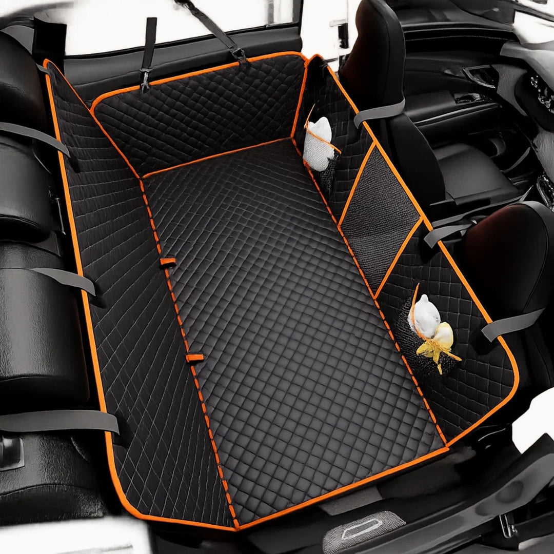 Bovenaanzicht van de zwarte ruitgewatteerde hoes met oranje biesrand, bevestigd in een auto, met twee mesh zakken met speeltjes. 8