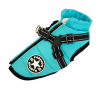 Turquoise gewatteerde jas met zwart reflecterend tuig, dubbele D-ringen en ritssluiting, los op witte achtergrond. 15