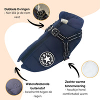Marineblauwe jas met tuig met pijlen naar de dubbele D-ringen, de waterafstotende buitenstof en de zachte binnenvoering. 7