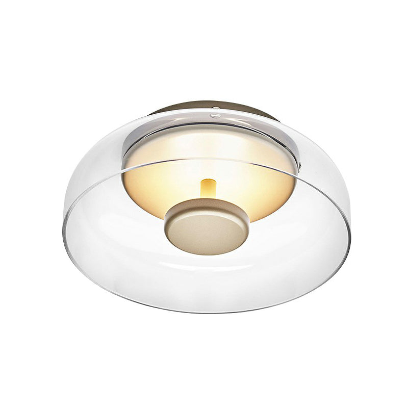 Close-up van de lamp met heldere glazen kap en gouden middenstuk, vrijgesteld op witte achtergrond 5