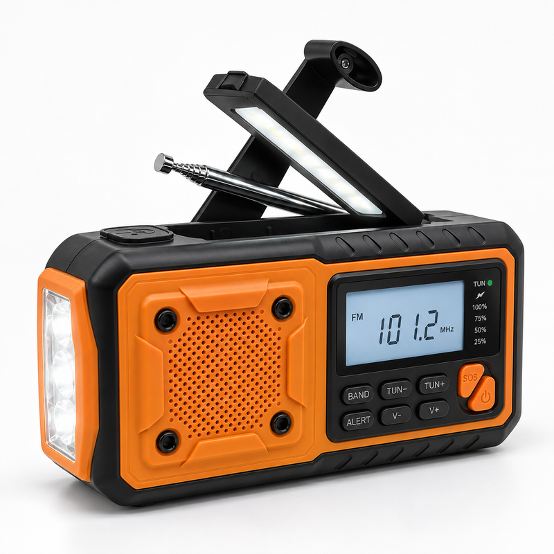 Oranje-zwarte radio op witte achtergrond met uitgeklapte leeslamp, telescoopantenne, handslinger en brandende zijlamp 1