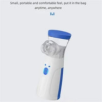 Compacte vernevelaar met mondstuk, rechtopstaand op een lichte achtergrond, om te laten zien hoe klein en draagbaar het apparaat is. 11