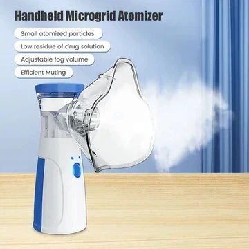 Vernevelaar met masker die nevel afgeeft tegen een lichtblauwe achtergrond, met een lijst van voordelen zoals fijne deeltjes en regelbare nevel. 6
