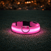 Roze halsband met oplichtende led-strook ligt op gras in het donker en werpt een roze gloed op de grond. 7