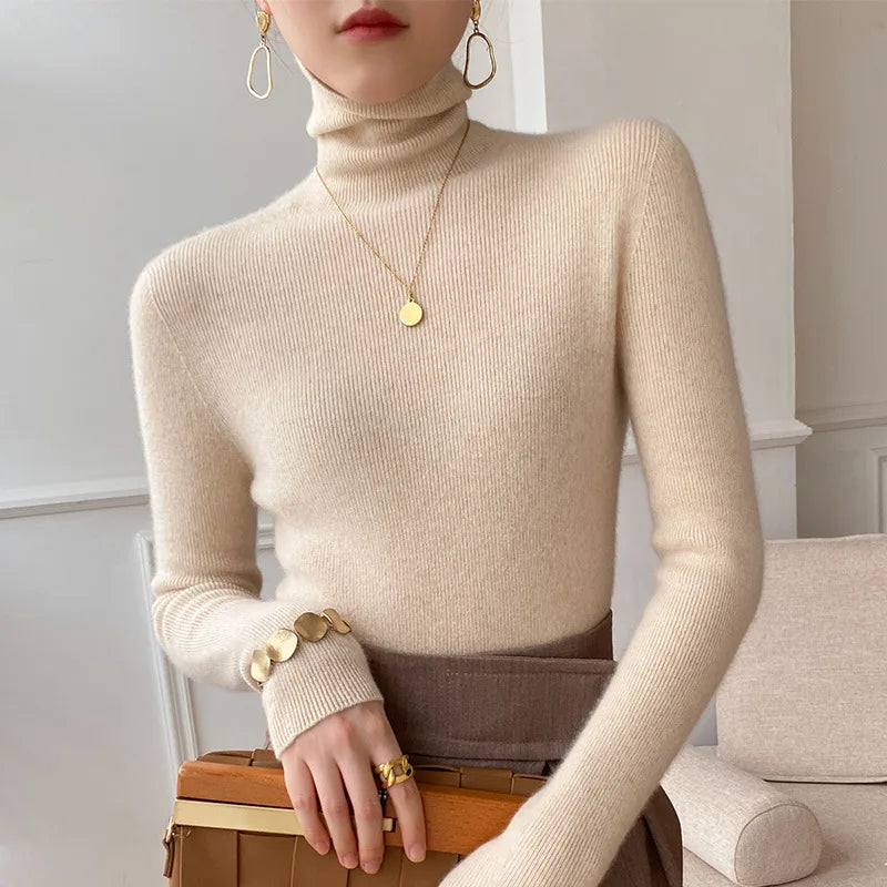 Beige geribbelde coltrui gedragen door een model met gouden ketting, armband en bruine rok 1