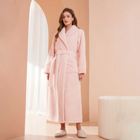 Model in roze pluizige badjas met lange ceintuur, in een roze ruimte met witte boog 5