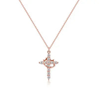 Roségoudkleurige variant van de ketting met kruishanger met kroon en kleine heldere steentjes, vooraanzicht op witte achtergrond. 5