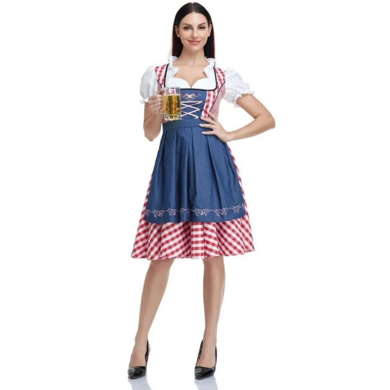 Model houdt een glas bier vast in de dirndl met blauwe schort, rood-wit geruite rok en witte blouse, volledig vooraanzicht. 7