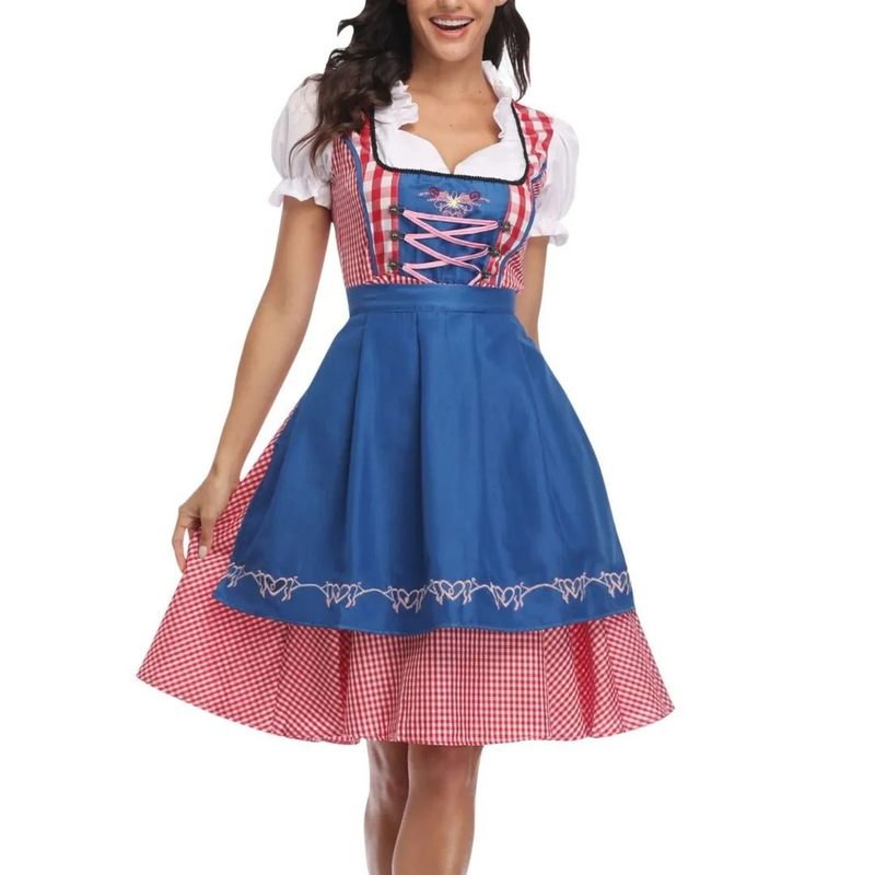 Model draagt de dirndl met felblauwe schort, rood-wit geruite rok en lijfje met roze veters en pofmouwen, vooraanzicht. 3