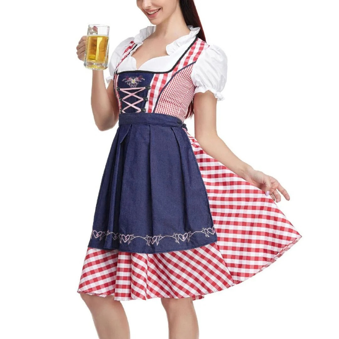 Model houdt een glas bier vast in de rood-wit geruite dirndl met donkerblauwe schort en roze vetering, schuin vooraanzicht. 2