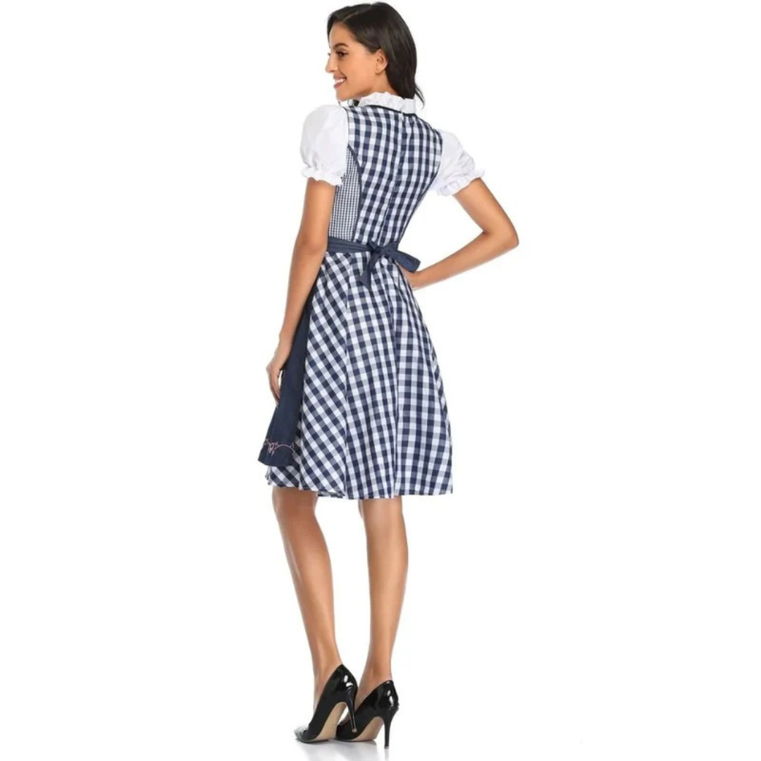 Achteraanzicht van de blauw-wit geruite dirndl met donkerblauwe schortstrik op de rug en witte pofmouwen. 11