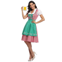 Model met een glas bier in de dirndl met groene schort, roze geruite rok en roze veters, op hoge hakken. 4