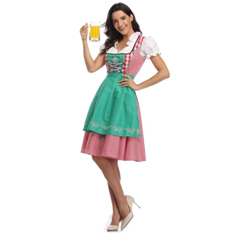 Model met een glas bier in de dirndl met groene schort, roze geruite rok en roze veters, op hoge hakken. 4