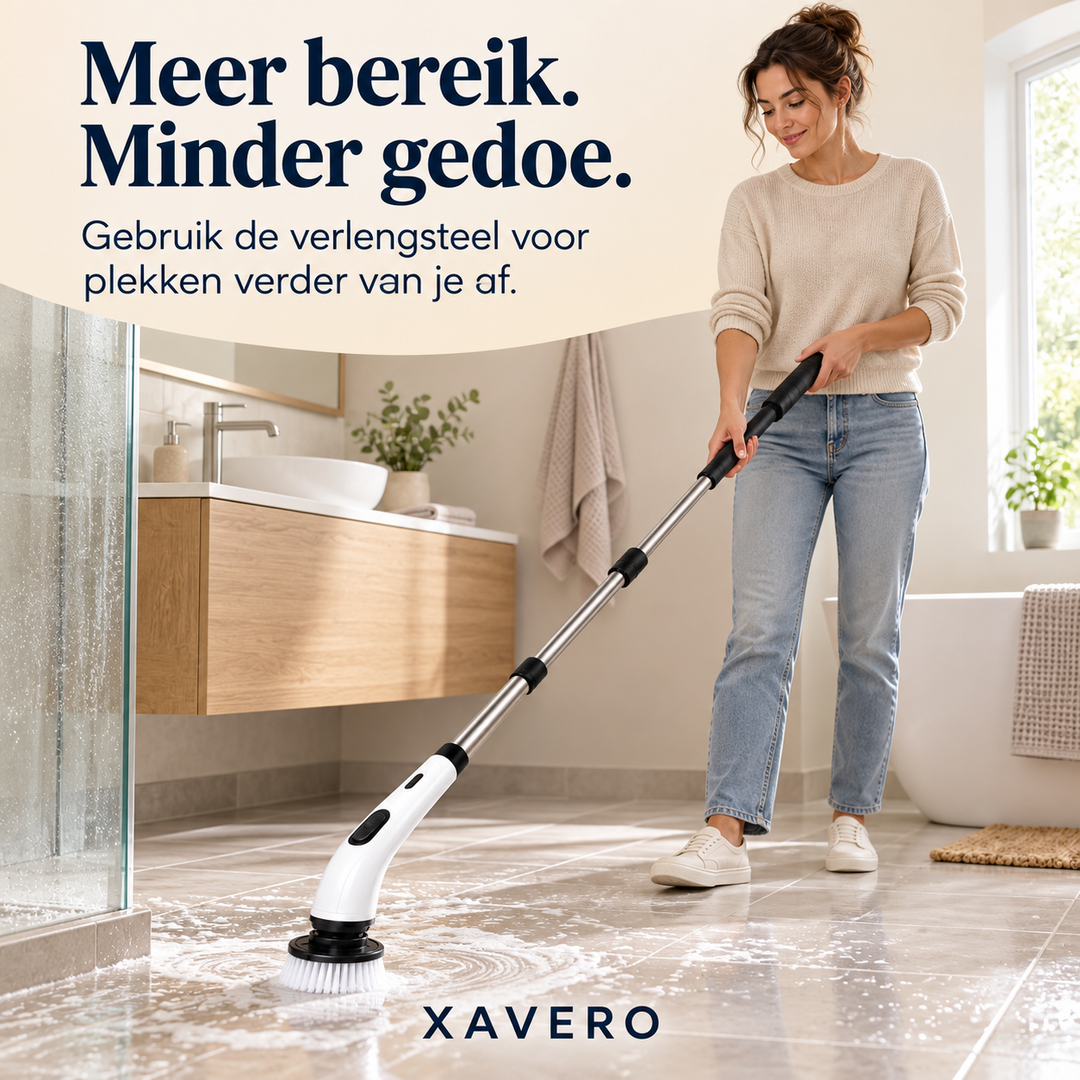 Vrouw in beige trui en spijkerbroek schrobt met de lange steel een schuimende badkamervloer naast de douche 8