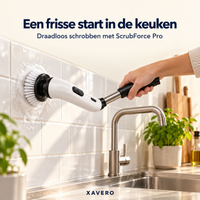 Hand houdt de borstel tegen een witte keukenwand en schrobt een schuimende plek naast de kraan 7