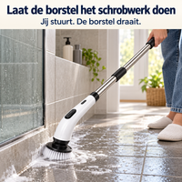 Borstel schrobt de vloerrand langs een glazen douchewand, met schuim en een deel van de gebruiker in beeld 11