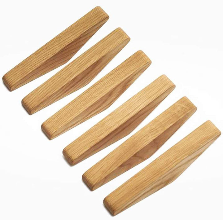 Zes lichte houten haken met zichtbare nerf naast elkaar op een witte achtergrond, gezien vanaf de zijkant. 1