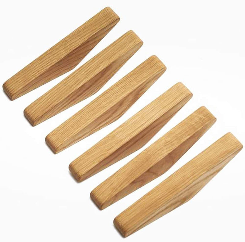 Zes lichte houten haken met zichtbare nerf naast elkaar op een witte achtergrond, gezien vanaf de zijkant. 1