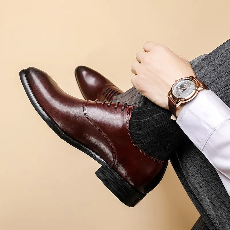 Bordeauxbruine leren veterschoen op een gekruist been, gedragen met een elegant horloge en gestreepte broek 2