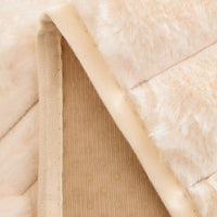 Onderkant van de hoes omgevouwen, met het gebreide beige achterlaagje met kleine antislipstippen en de gestikte rand. 6