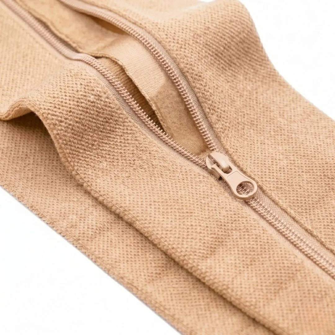 Close-up van de geopende rits en de gebreide stof van een beige kous 13