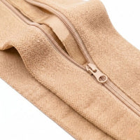 Close-up van de geopende rits en de gebreide stof van een beige kous 13
