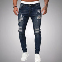 Voorkant van slim fit jeans met scheuren in donkerblauw verweerd denim, gedragen door een model met witte sneakers. 4