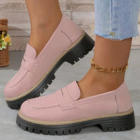 Roze loafers met dikke zwarte zool gedragen met gouden enkelbandje en uitgerafelde jeans, voor een rieten mand met bloemen. 11