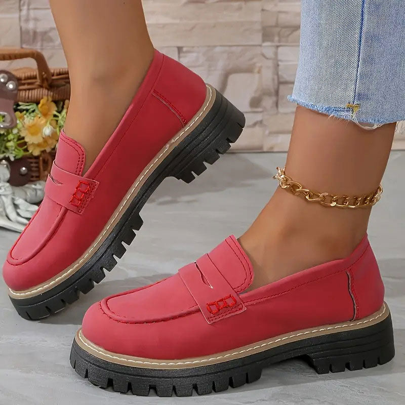Rode loafers met rode stiksels op de band, gedragen met gouden enkelbandje en uitgerafelde jeans. 13