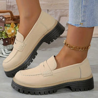 Beige glad ogende loafers met dikke zwarte zool, gedragen met gouden enkelbandje en uitgerafelde jeans. 14