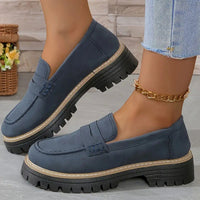 Donkerblauwe suèdelook loafers met dikke zwarte zool, gedragen met gouden enkelbandje en uitgerafelde jeans. 16