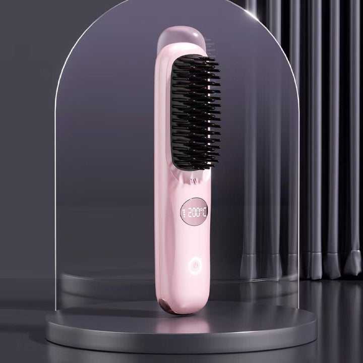 Roze draadloze stylingborstel met rond display en aanraakknop, rechtopstaand onder een glazen koepel. 12