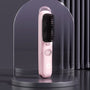 Roze draadloze stylingborstel met rond display en aanraakknop, rechtopstaand onder een glazen koepel. 12