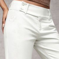 Close-up van de witte tailleband met twee knopen, gulp en beltlus aan de voorkant van de broek. 8