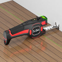 Meetlint op een houten vloer met het lint tegen de muur en groene laserlijnen over de planken 4