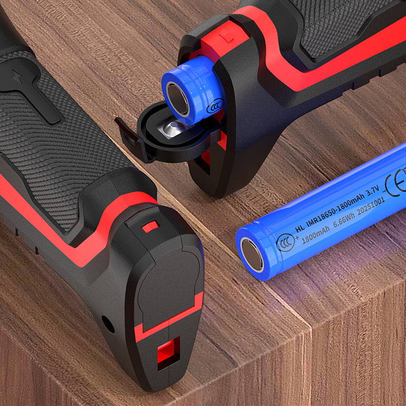 Onderkant van de handgreep met open batterijvak en een losse blauwe oplaadbare batterij op een houten blok 6